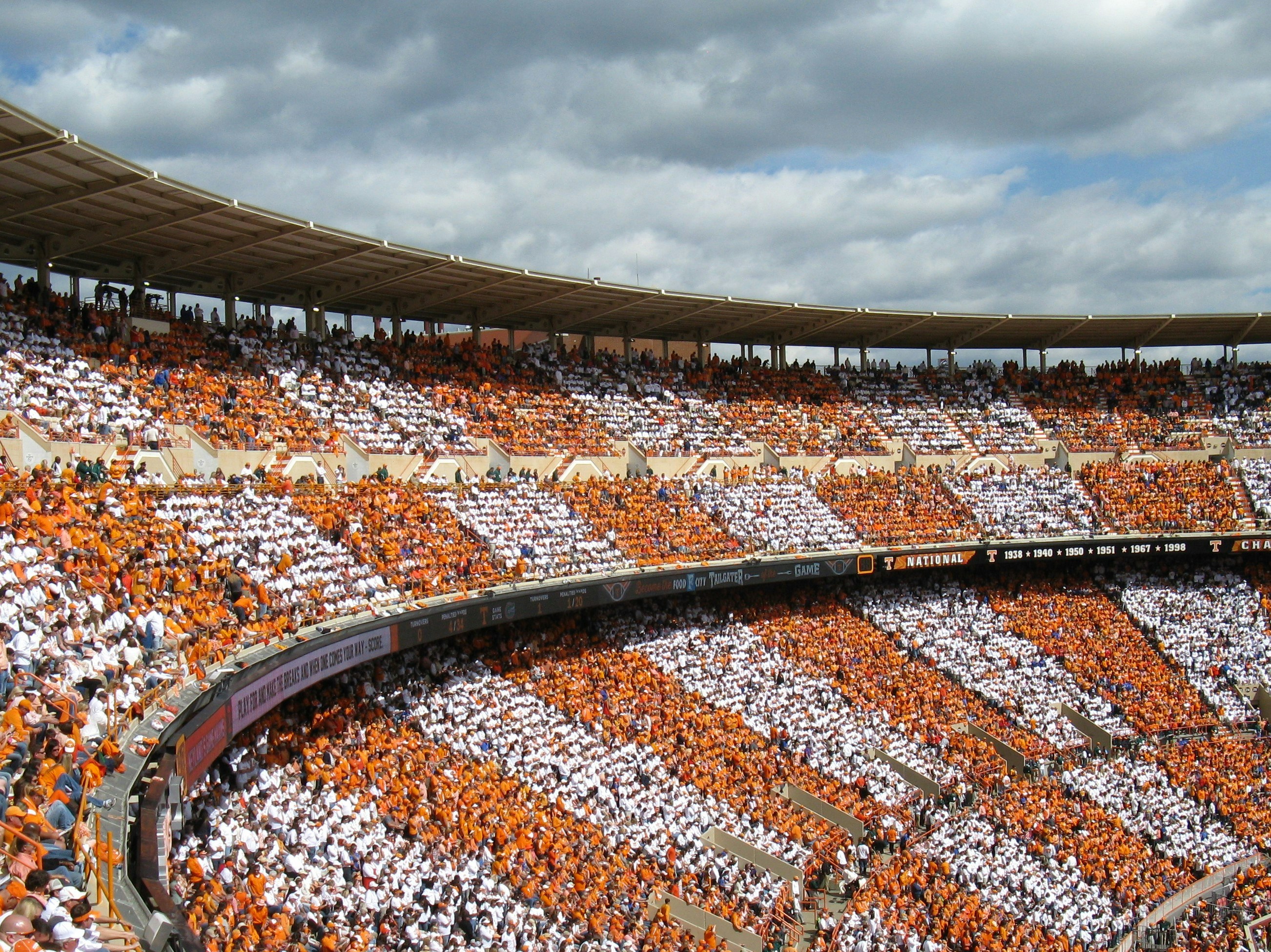 Oranje supporters in een stadion tijdens een wedstrijd